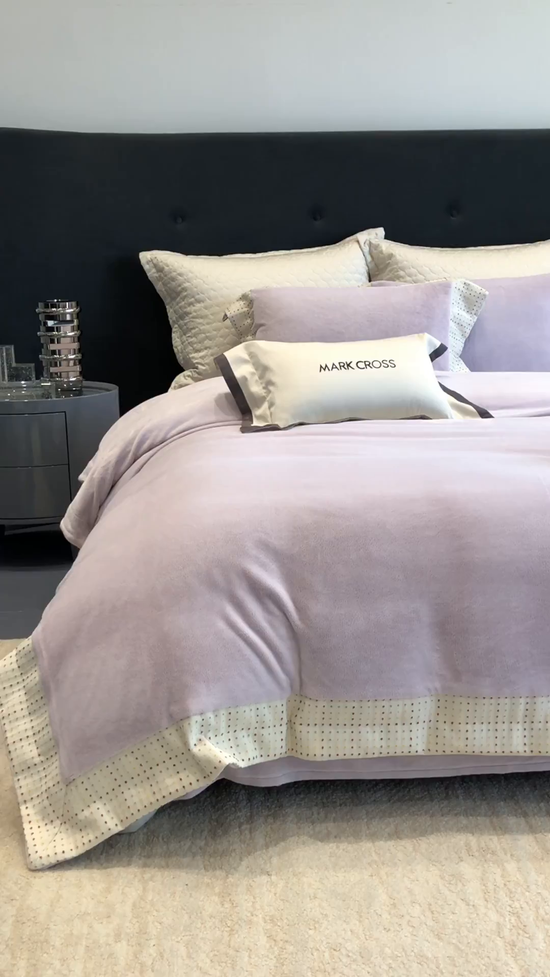 91家纺网 家纺一手货源 找家纺 佳汐蓝家纺 2025新款熊极绒2.0重工色织大拼边系列四件套 圣诞胶片-波点紫