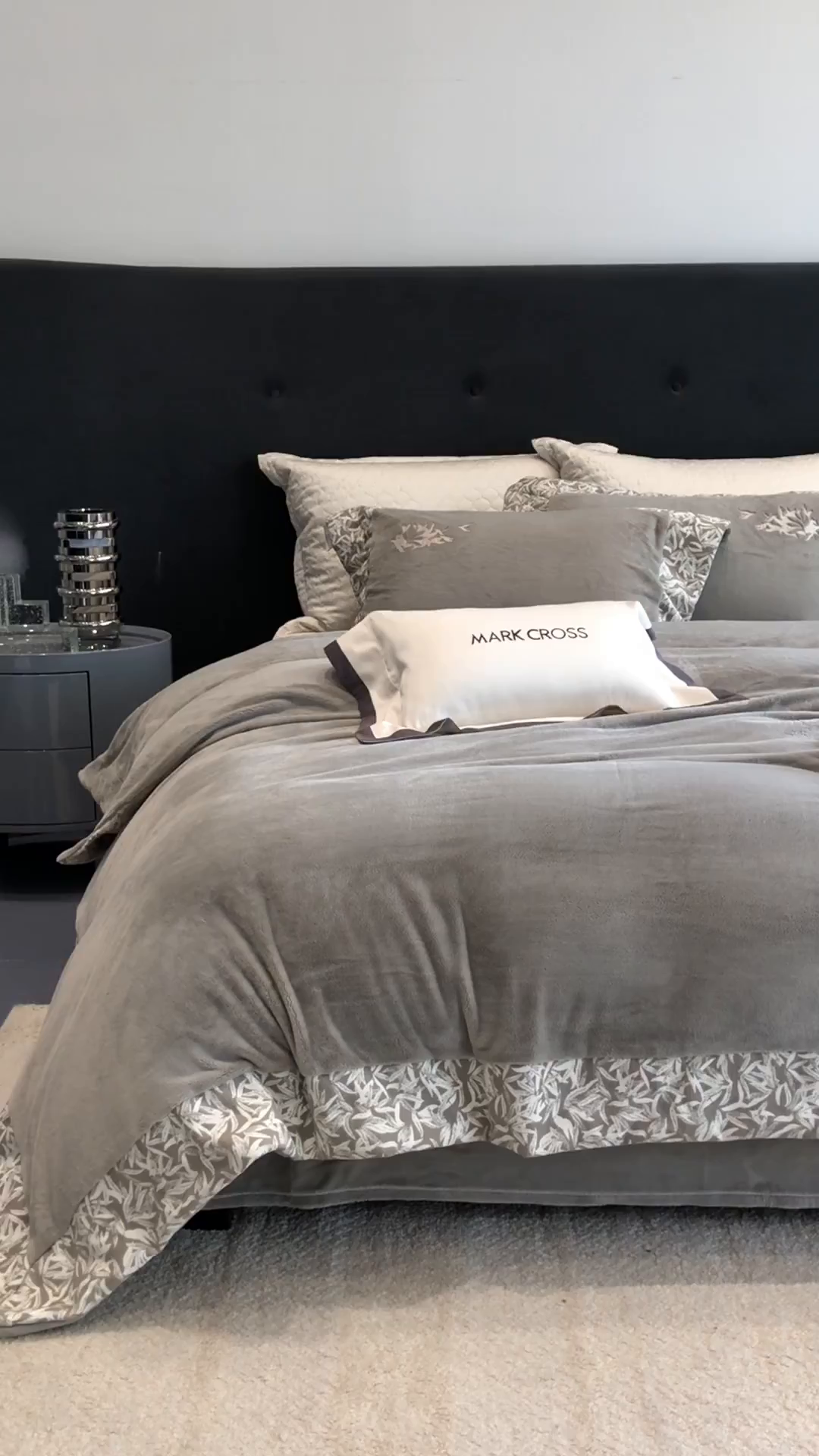 91家纺网 家纺一手货源 找家纺 佳汐蓝家纺 2025新款熊极绒2.0重工色织大拼边系列四件套 仙本娜梦境-墨叶灰