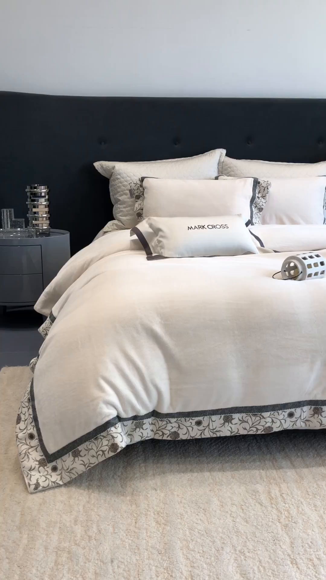 91家纺网 家纺一手货源 找家纺 佳汐蓝家纺 2025新款熊极绒2.0重工色织大拼边系列四件套 游牧诗人-织花白