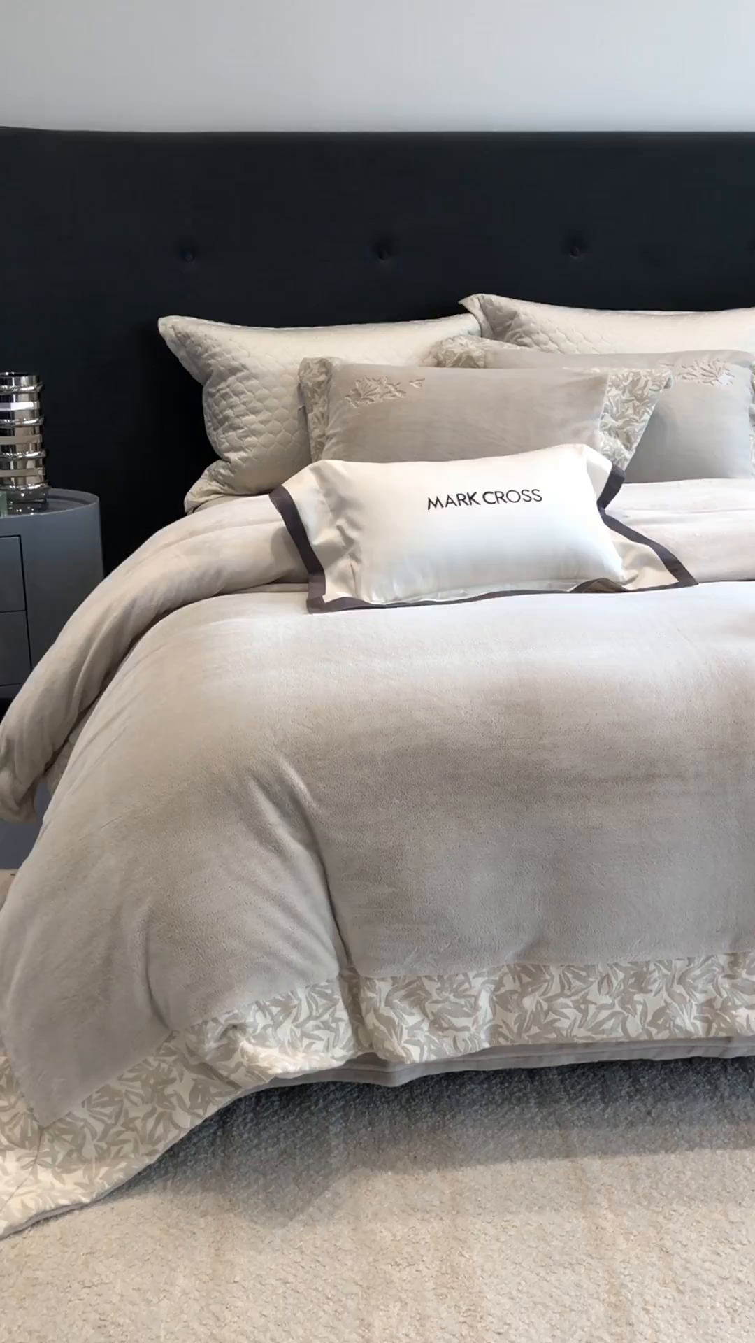 91家纺网 家纺一手货源 找家纺 佳汐蓝家纺 2025新款熊极绒2.0重工色织大拼边系列四件套 仙本娜梦境-浅影灰