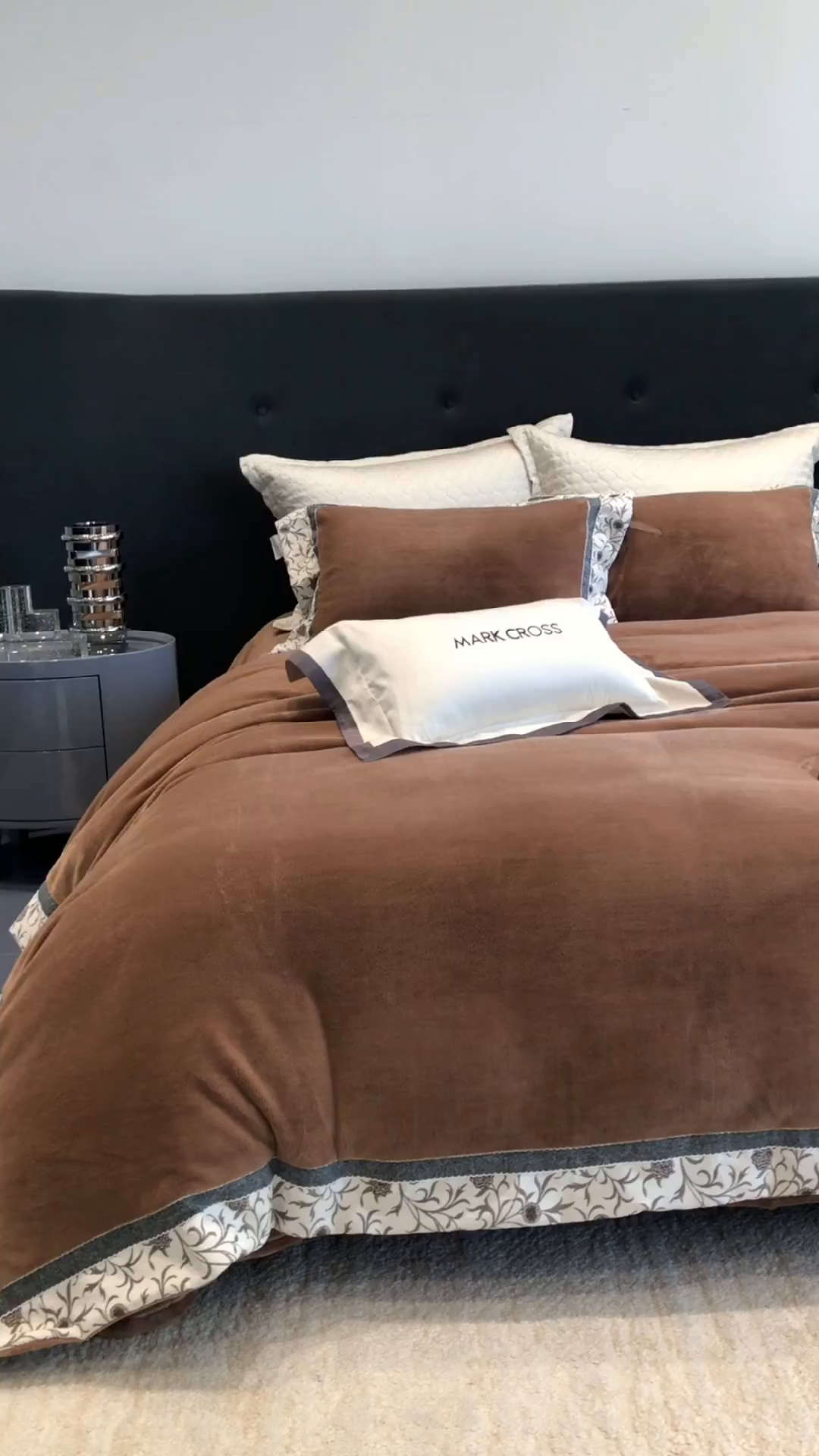 91家纺网 家纺一手货源 找家纺 佳汐蓝家纺 2025新款熊极绒2.0重工色织大拼边系列四件套 游牧诗人-蔓纹棕