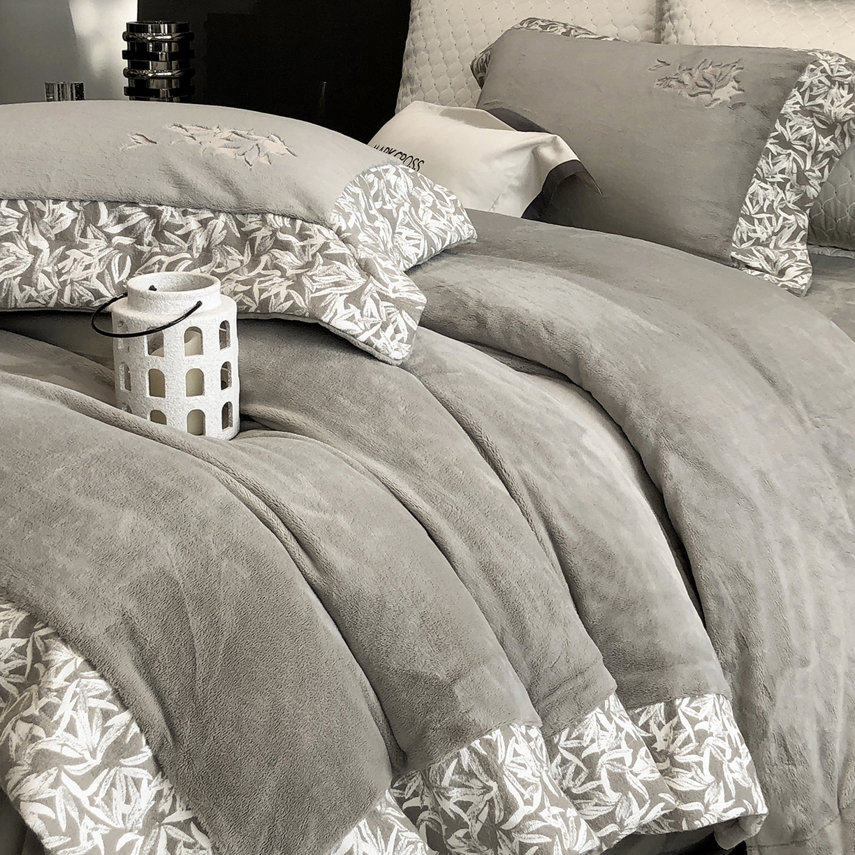 91家纺网 家纺一手货源 找家纺 佳汐蓝家纺 2025新款熊极绒2.0重工色织大拼边系列四件套 仙本娜梦境-墨叶灰