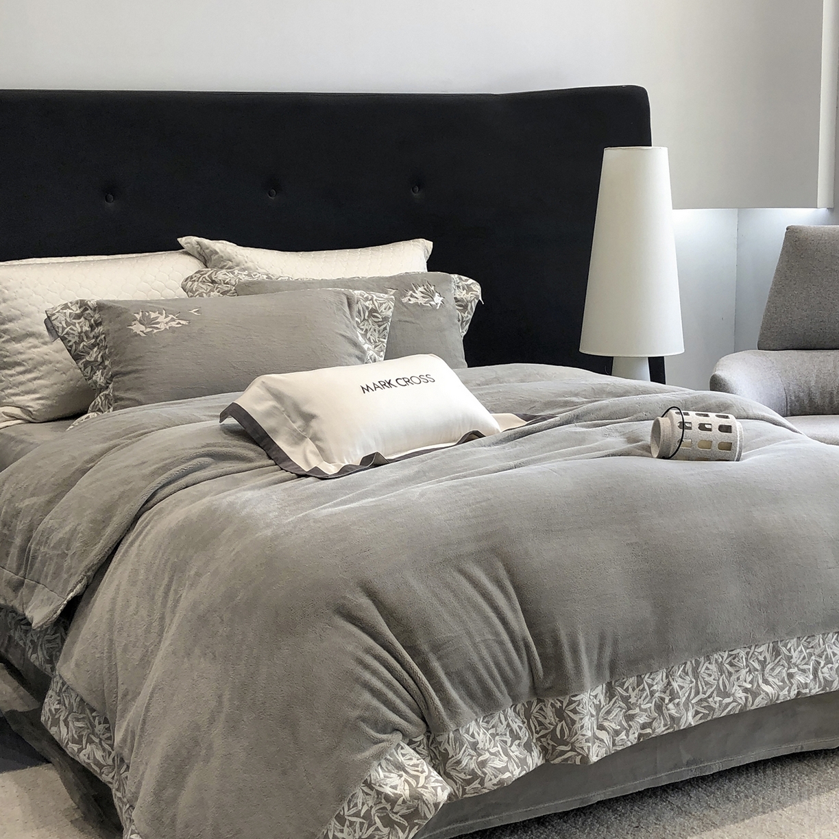 91家纺网 家纺一手货源 找家纺 佳汐蓝家纺 2025新款熊极绒2.0重工色织大拼边系列四件套 仙本娜梦境-墨叶灰