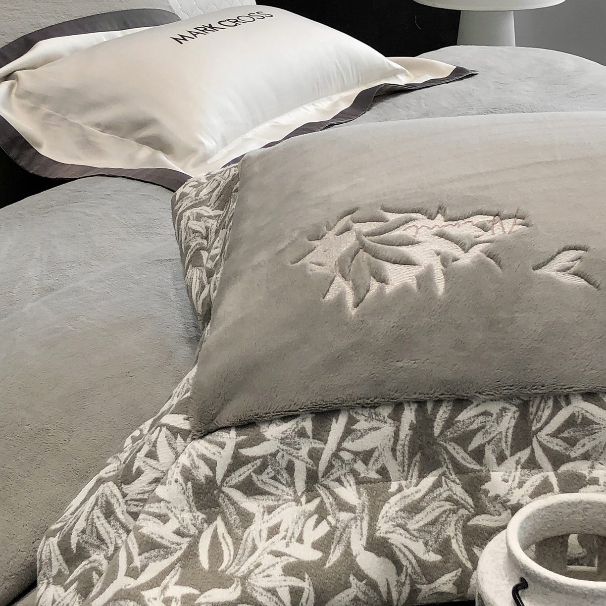 91家纺网 家纺一手货源 找家纺 佳汐蓝家纺 2025新款熊极绒2.0重工色织大拼边系列四件套 仙本娜梦境-墨叶灰