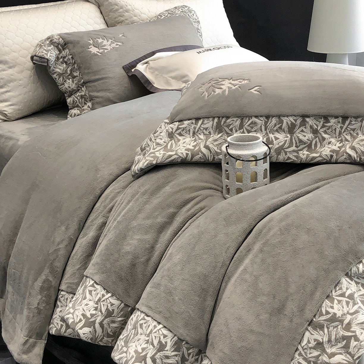 91家纺网 家纺一手货源 找家纺 佳汐蓝家纺 2025新款熊极绒2.0重工色织大拼边系列四件套 仙本娜梦境-墨叶灰