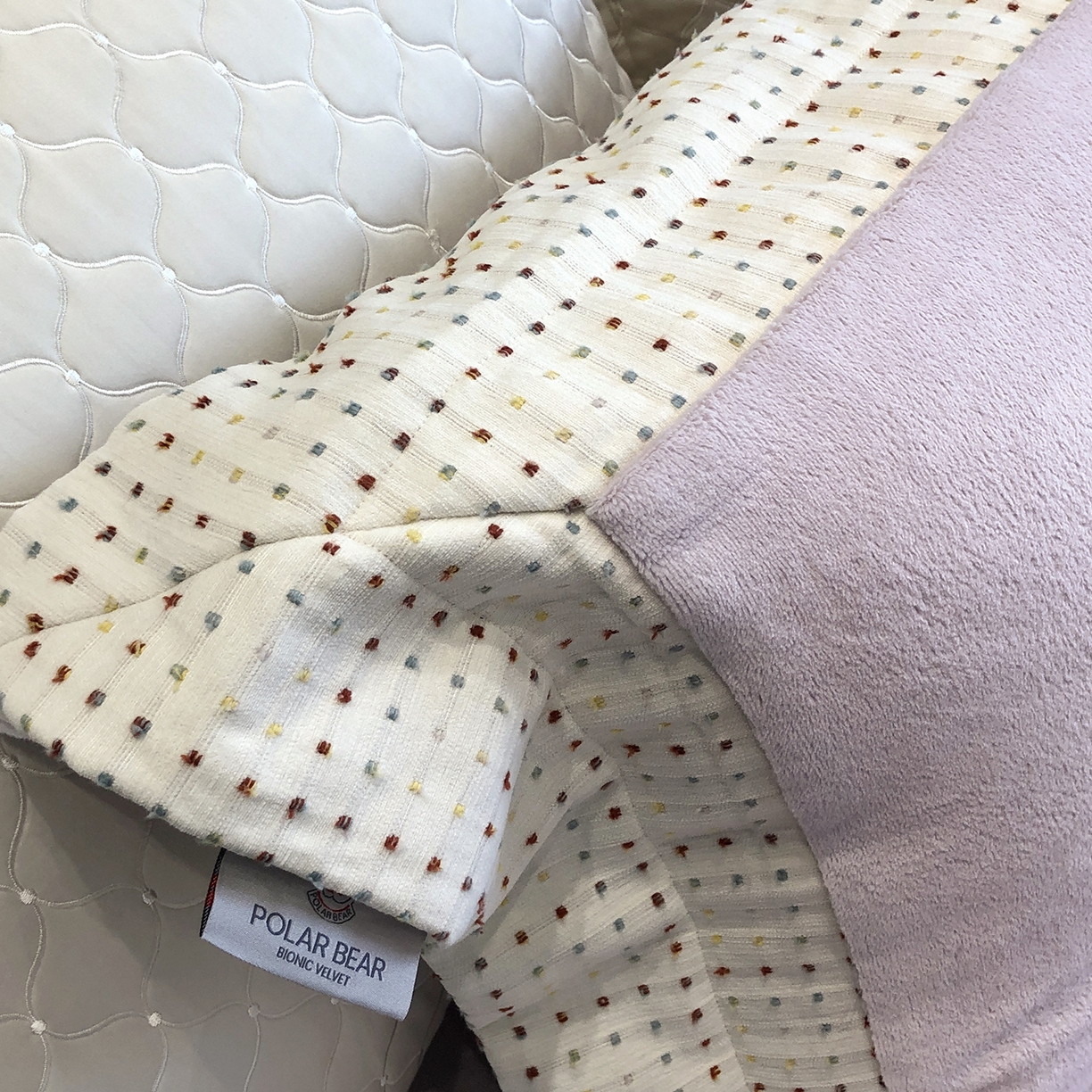 91家纺网 家纺一手货源 找家纺 佳汐蓝家纺 2025新款熊极绒2.0重工色织大拼边系列四件套 圣诞胶片-波点紫