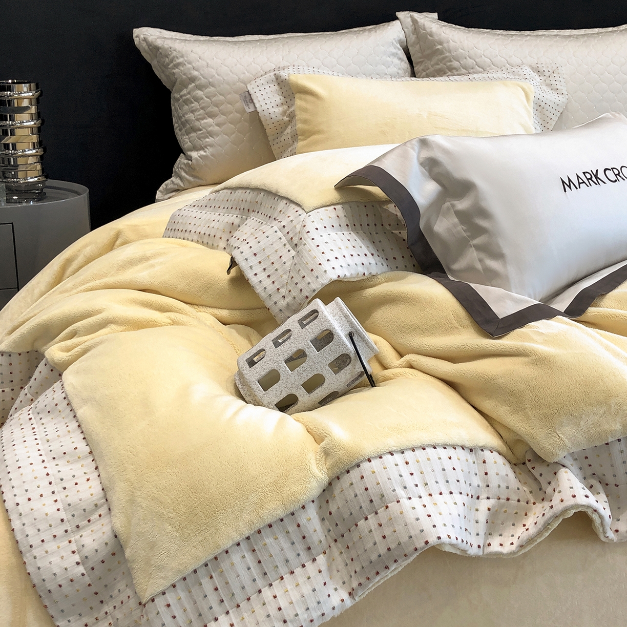 91家纺网 家纺一手货源 找家纺 佳汐蓝家纺 2025新款熊极绒2.0重工色织大拼边系列四件套 圣诞胶片-星芒黄