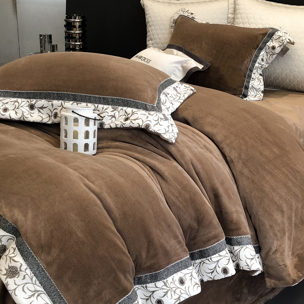 91家纺网 家纺一手货源 找家纺 佳汐蓝家纺 2025新款熊极绒2.0重工色织大拼边系列四件套 游牧诗人-蔓纹棕