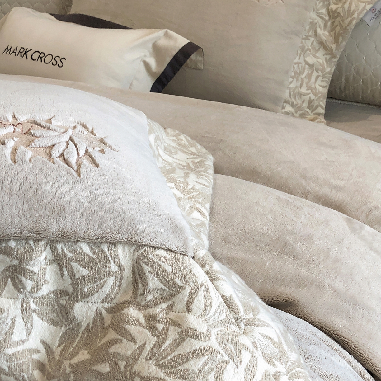 91家纺网 家纺一手货源 找家纺 佳汐蓝家纺 2025新款熊极绒2.0重工色织大拼边系列四件套 仙本娜梦境-浅影灰