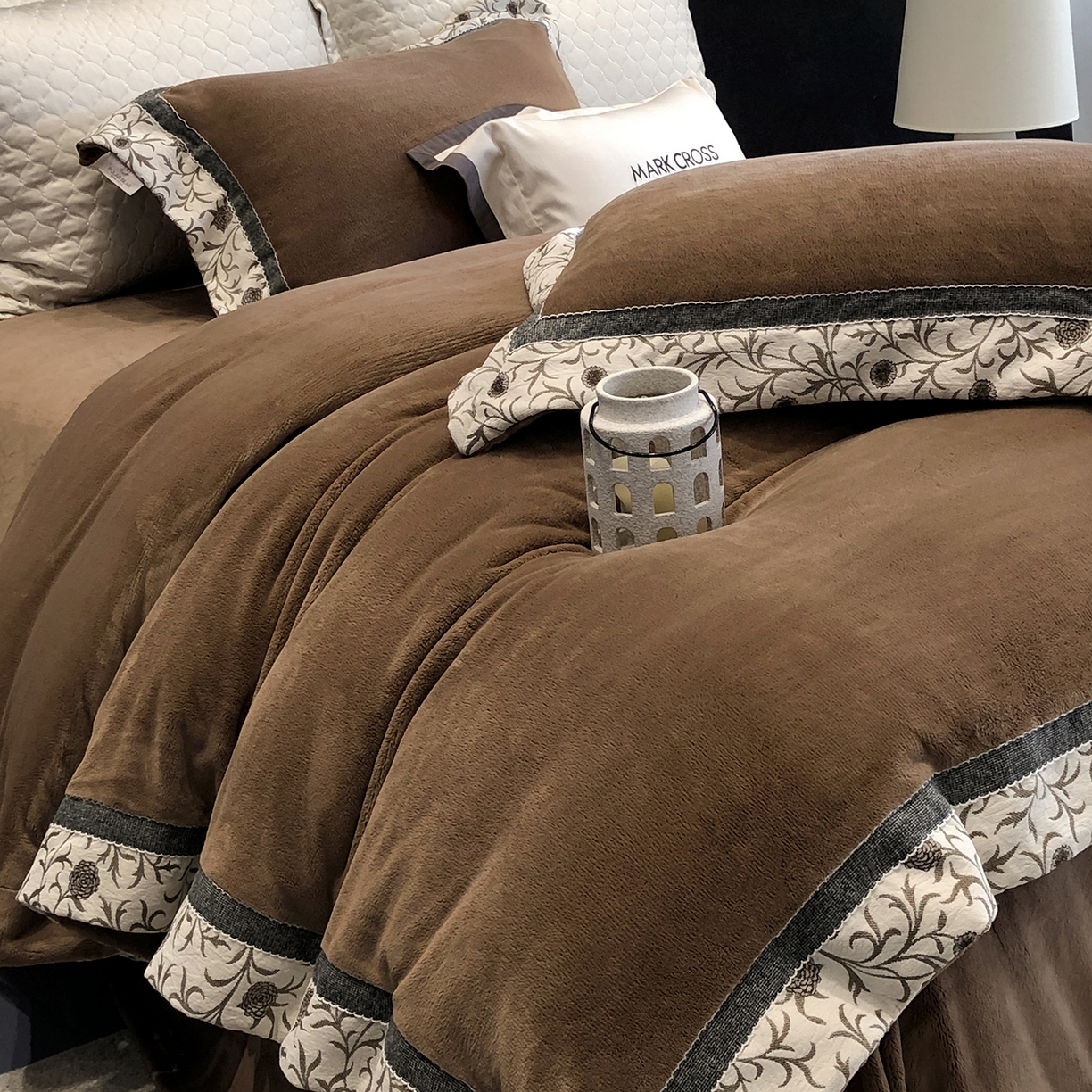 91家纺网 家纺一手货源 找家纺 佳汐蓝家纺 2025新款熊极绒2.0重工色织大拼边系列四件套 游牧诗人-蔓纹棕