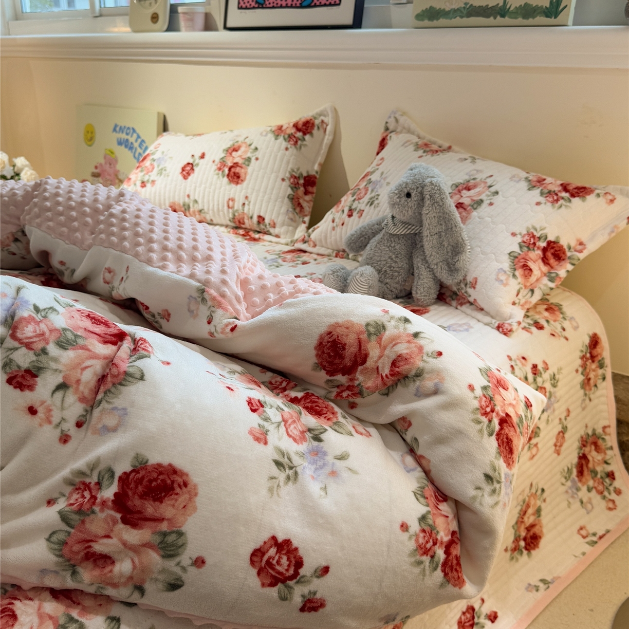 91家纺网 家纺一手货源 找家纺 （总）佰亿莱 2025新款牛奶绒豆豆绒印花床盖四件套