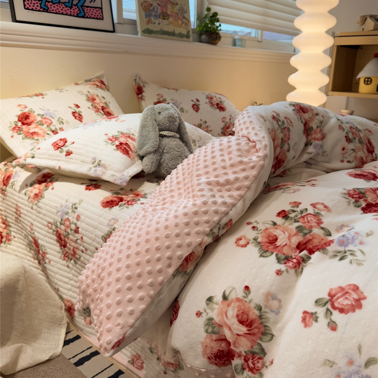 91家纺网 家纺一手货源 找家纺 （总）佰亿莱 2025新款牛奶绒豆豆绒印花床盖四件套