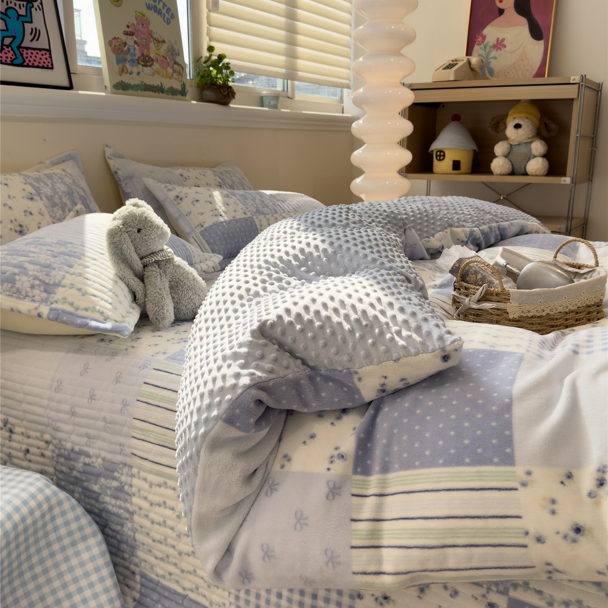 91家纺网 家纺一手货源 找家纺 佰亿莱 2026新款牛奶绒豆豆绒印花床盖四件套 百富蓝