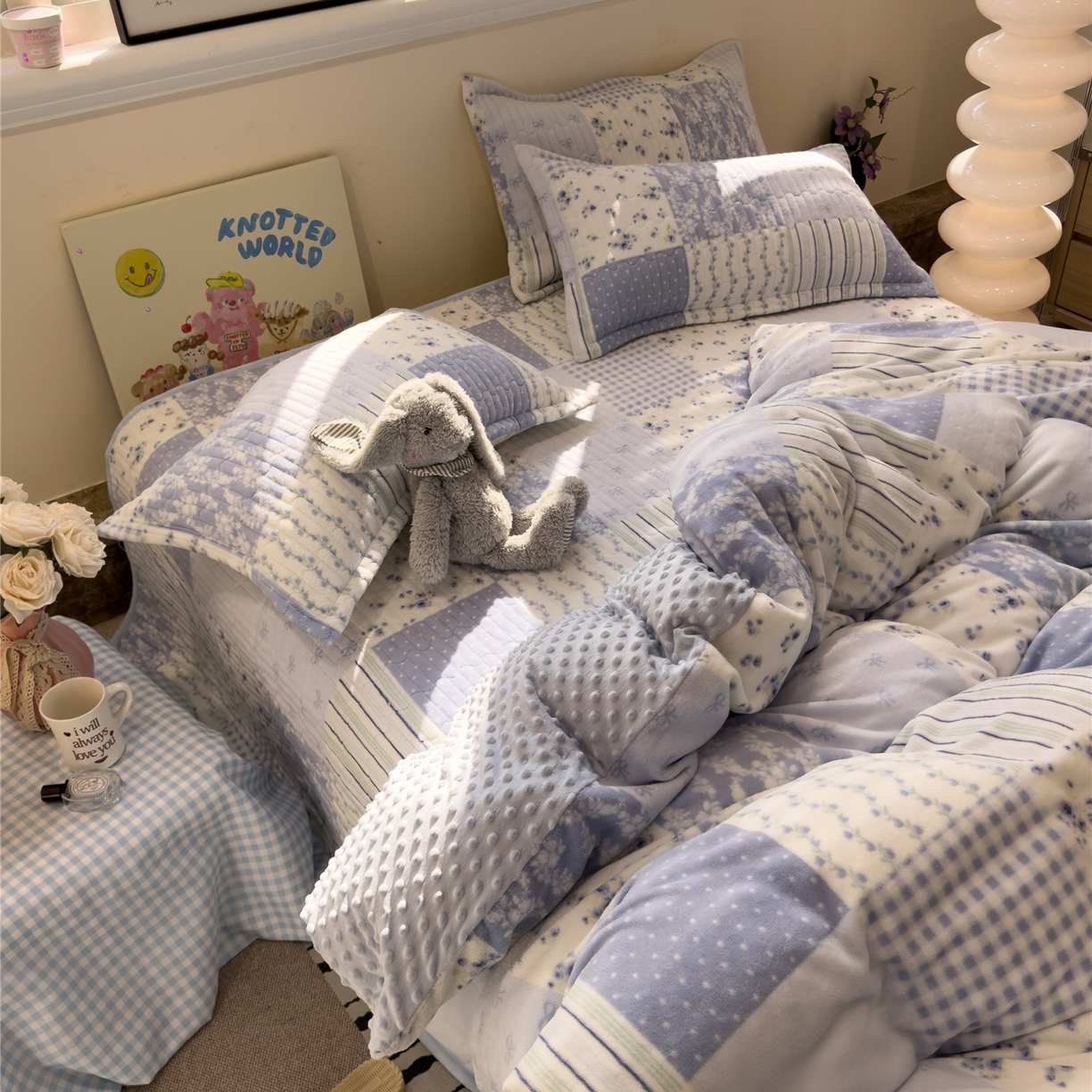 91家纺网 家纺一手货源 找家纺 佰亿莱 2026新款牛奶绒豆豆绒印花床盖四件套 百富蓝