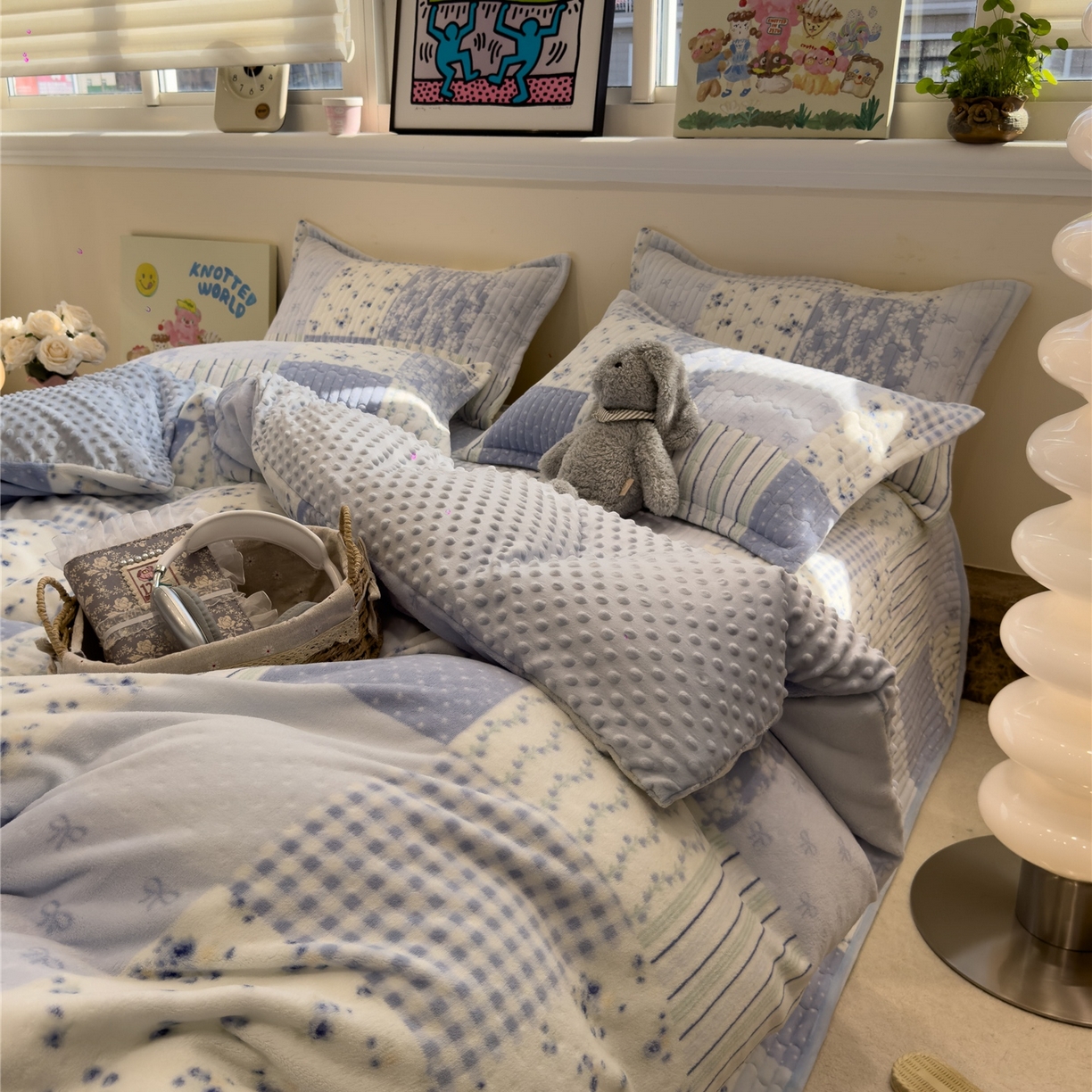 91家纺网 家纺一手货源 找家纺 佰亿莱 2026新款牛奶绒豆豆绒印花床盖四件套 百富蓝