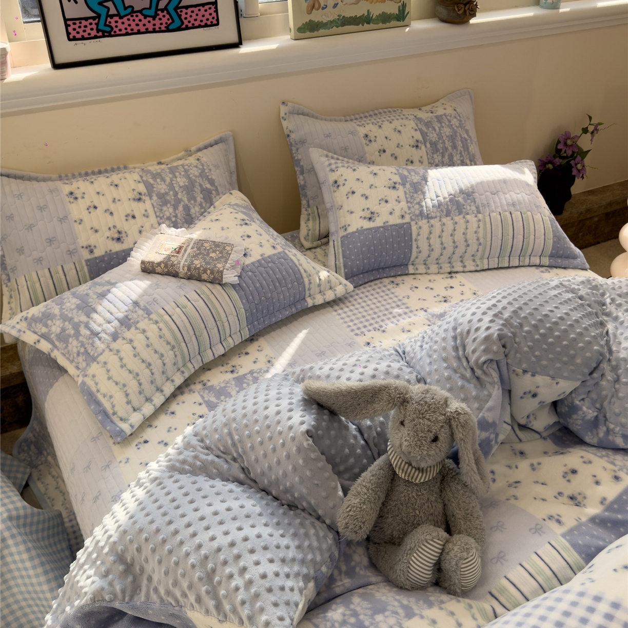 91家纺网 家纺一手货源 找家纺 佰亿莱 2026新款牛奶绒豆豆绒印花床盖四件套 百富蓝