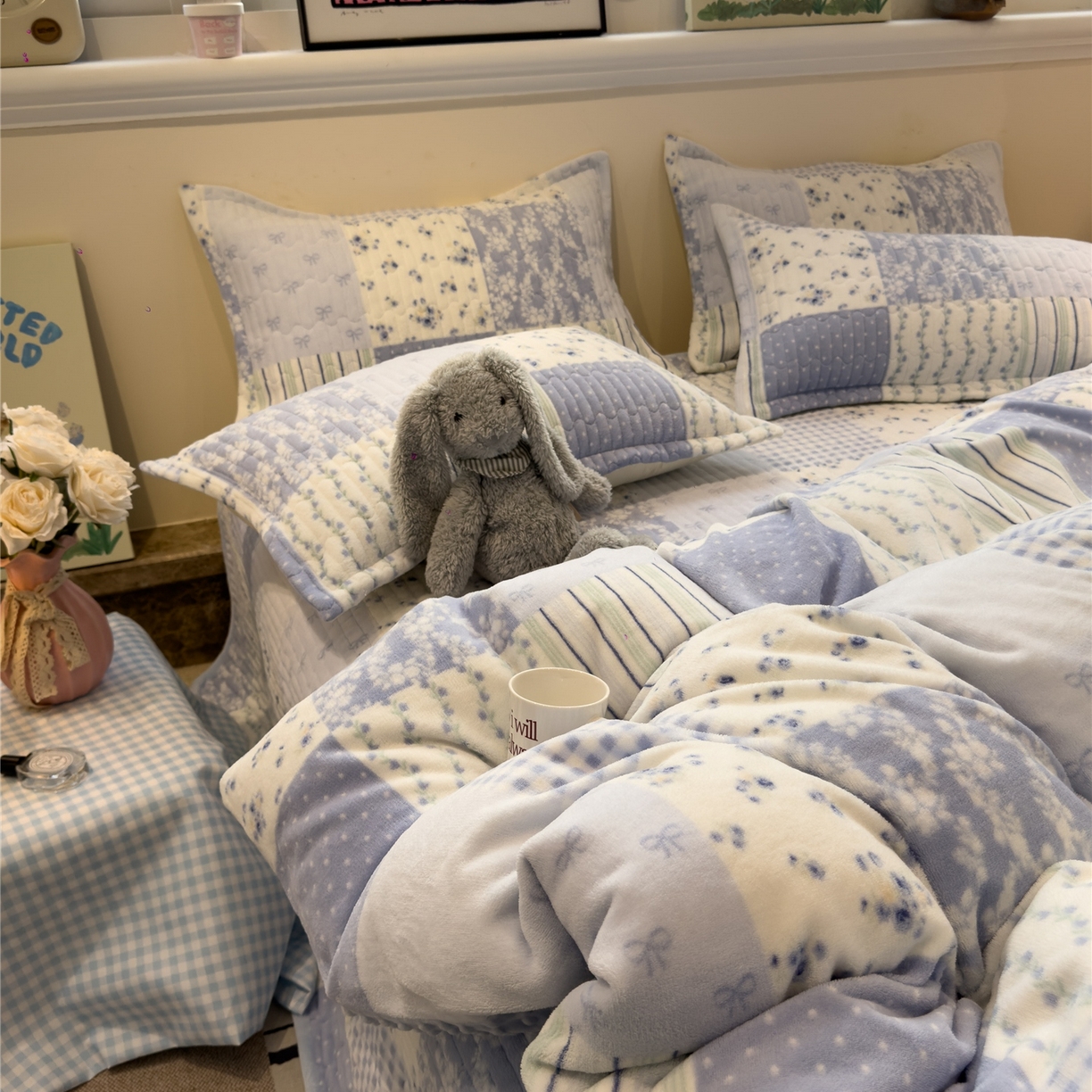 91家纺网 家纺一手货源 找家纺 佰亿莱 2026新款牛奶绒豆豆绒印花床盖四件套 百富蓝