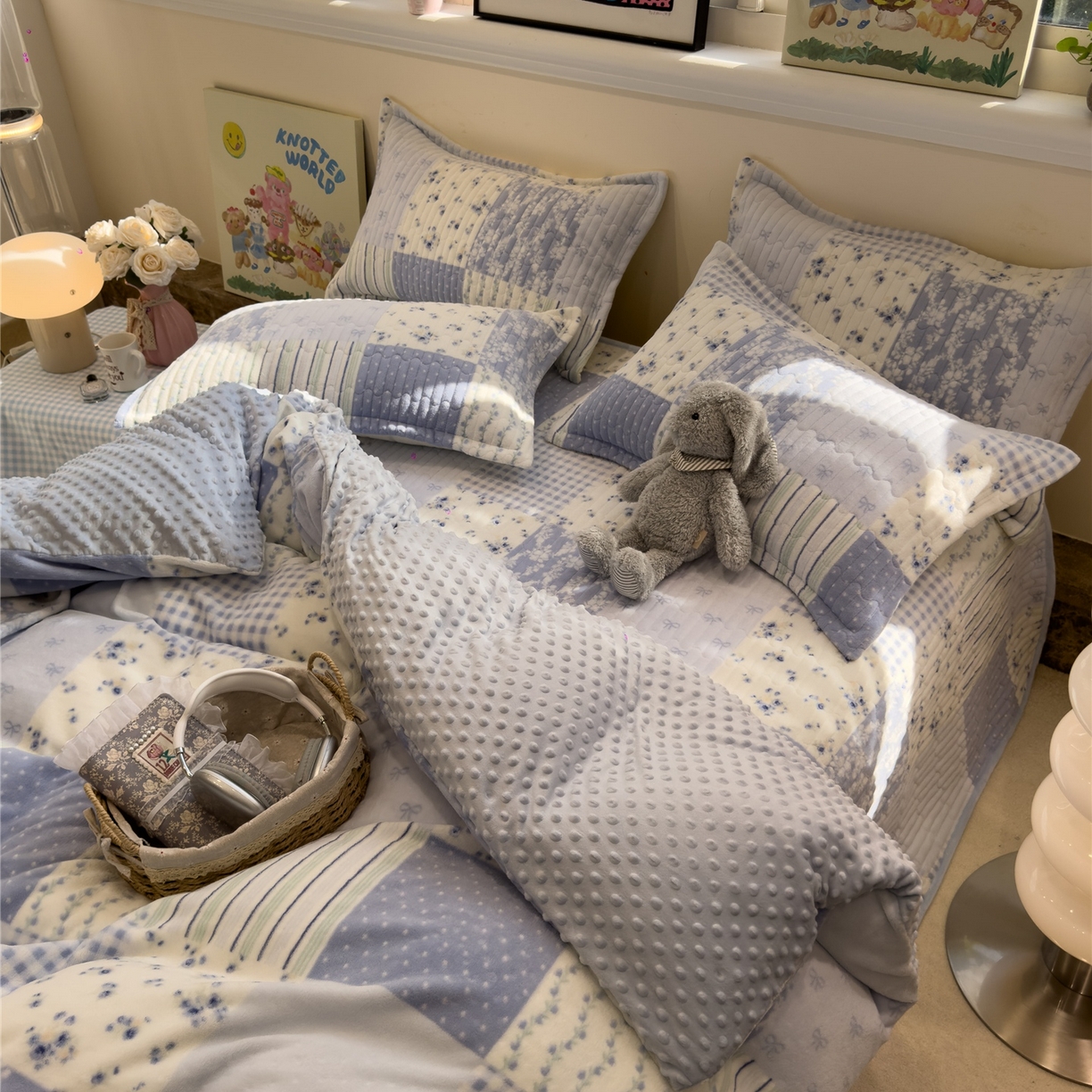 91家纺网 家纺一手货源 找家纺 佰亿莱 2026新款牛奶绒豆豆绒印花床盖四件套 百富蓝