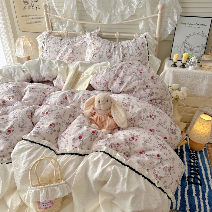 91家纺网 家纺一手货源 找家纺 阿曼达 2025新款韩系法式慵懒氛围感印花泡芙花边四件套（专版花型）-樱花泡芙 樱花泡芙-原里红