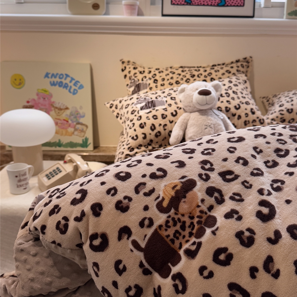 91家纺网 家纺一手货源 找家纺 佰亿莱 2026新款牛奶绒豆豆绒印花床盖四件套 豹纹狗狗