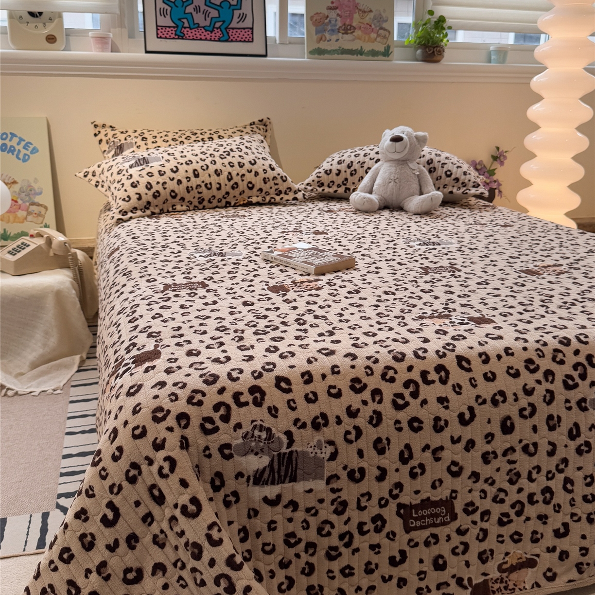 91家纺网 家纺一手货源 找家纺 佰亿莱 2026新款牛奶绒豆豆绒印花床盖四件套 豹纹狗狗