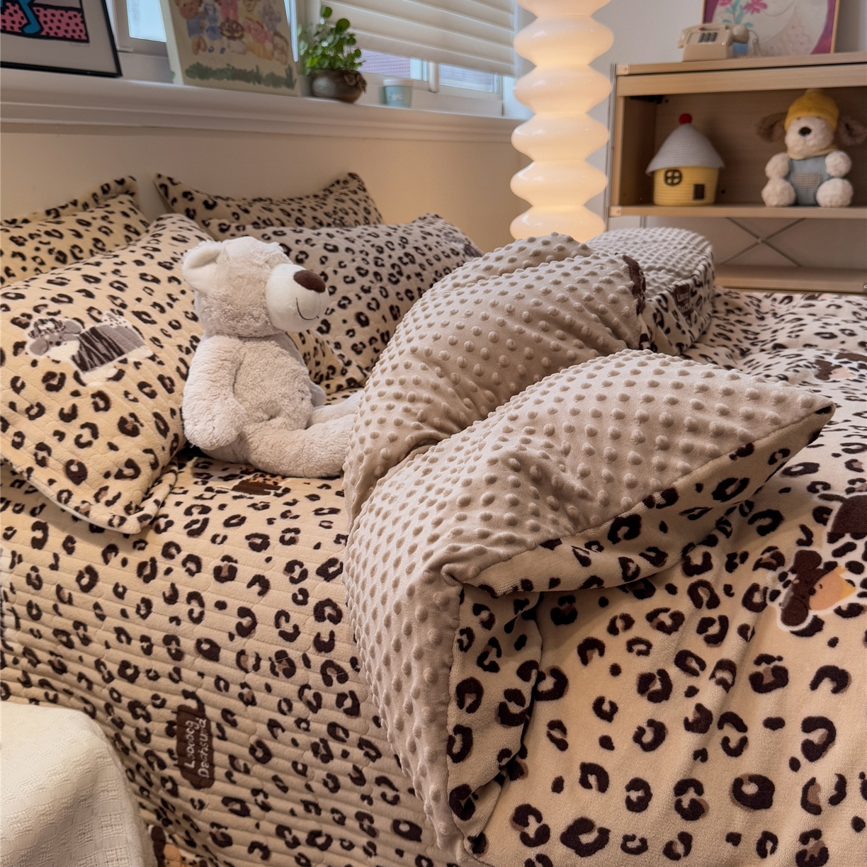 91家纺网 家纺一手货源 找家纺 佰亿莱 2026新款牛奶绒豆豆绒印花床盖四件套 豹纹狗狗