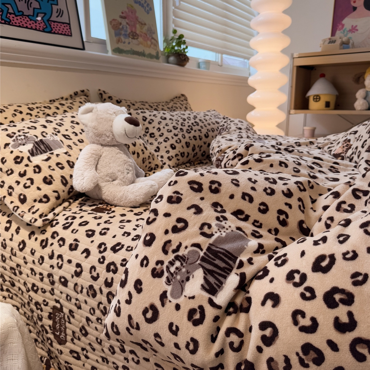 91家纺网 家纺一手货源 找家纺 佰亿莱 2026新款牛奶绒豆豆绒印花床盖四件套 豹纹狗狗