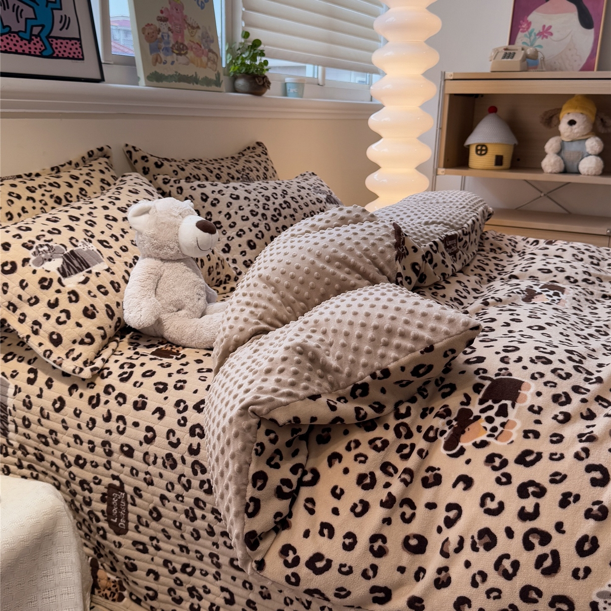 91家纺网 家纺一手货源 找家纺 佰亿莱 2026新款牛奶绒豆豆绒印花床盖四件套 豹纹狗狗