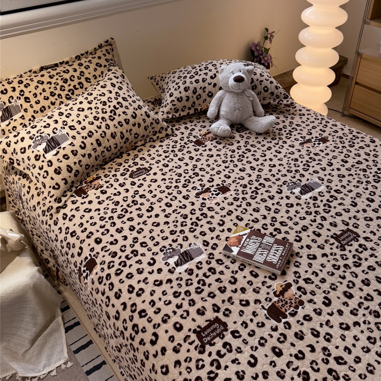 91家纺网 家纺一手货源 找家纺 佰亿莱 2026新款牛奶绒豆豆绒印花床盖四件套 豹纹狗狗