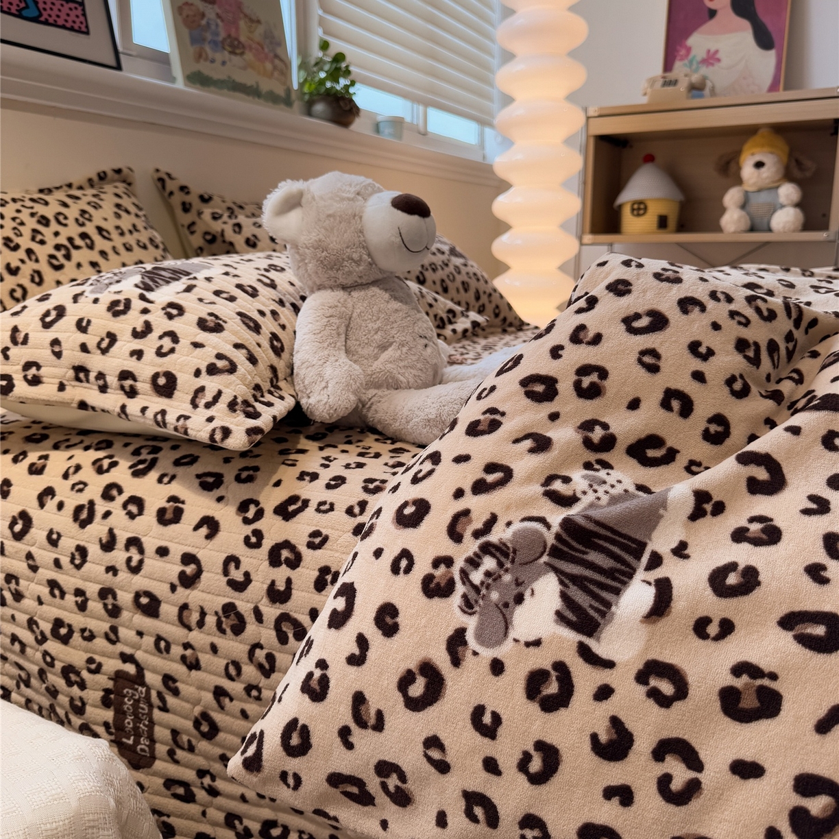 91家纺网 家纺一手货源 找家纺 佰亿莱 2026新款牛奶绒豆豆绒印花床盖四件套 豹纹狗狗