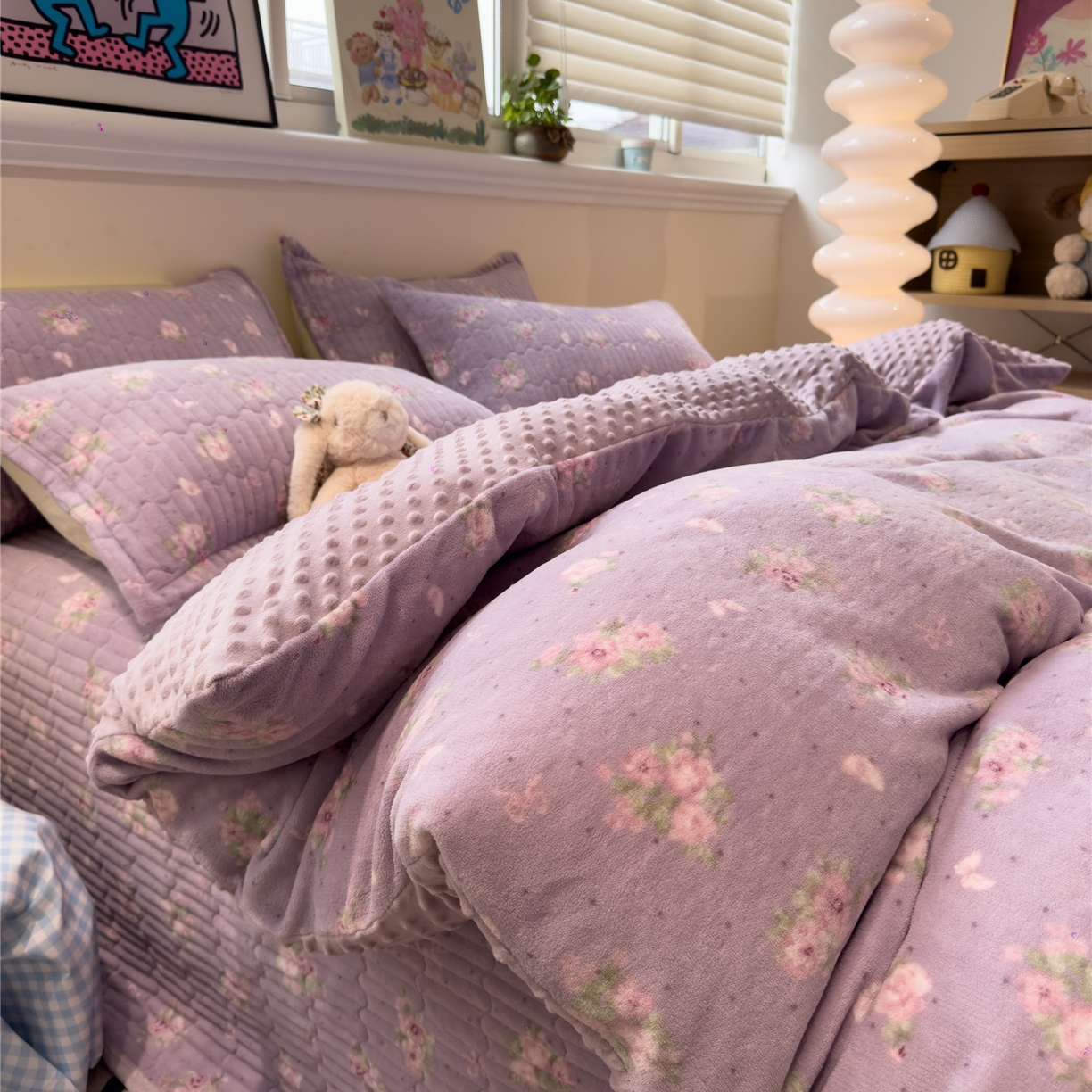 91家纺网 家纺一手货源 找家纺 佰亿莱 2026新款牛奶绒豆豆绒印花床盖四件套 瑾紫花