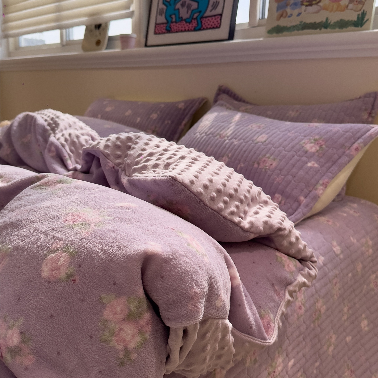 91家纺网 家纺一手货源 找家纺 佰亿莱 2026新款牛奶绒豆豆绒印花床盖四件套 瑾紫花