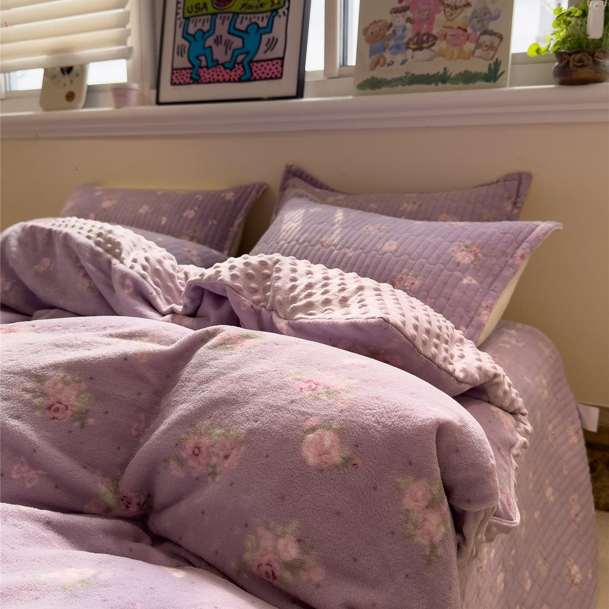 91家纺网 家纺一手货源 找家纺 佰亿莱 2026新款牛奶绒豆豆绒印花床盖四件套 瑾紫花