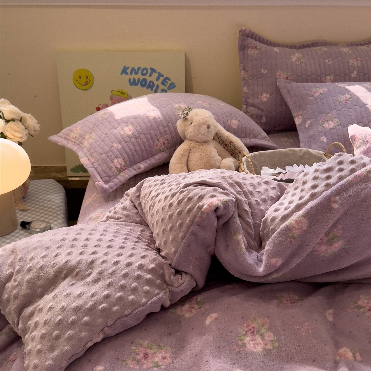 91家纺网 家纺一手货源 找家纺 佰亿莱 2026新款牛奶绒豆豆绒印花床盖四件套 瑾紫花
