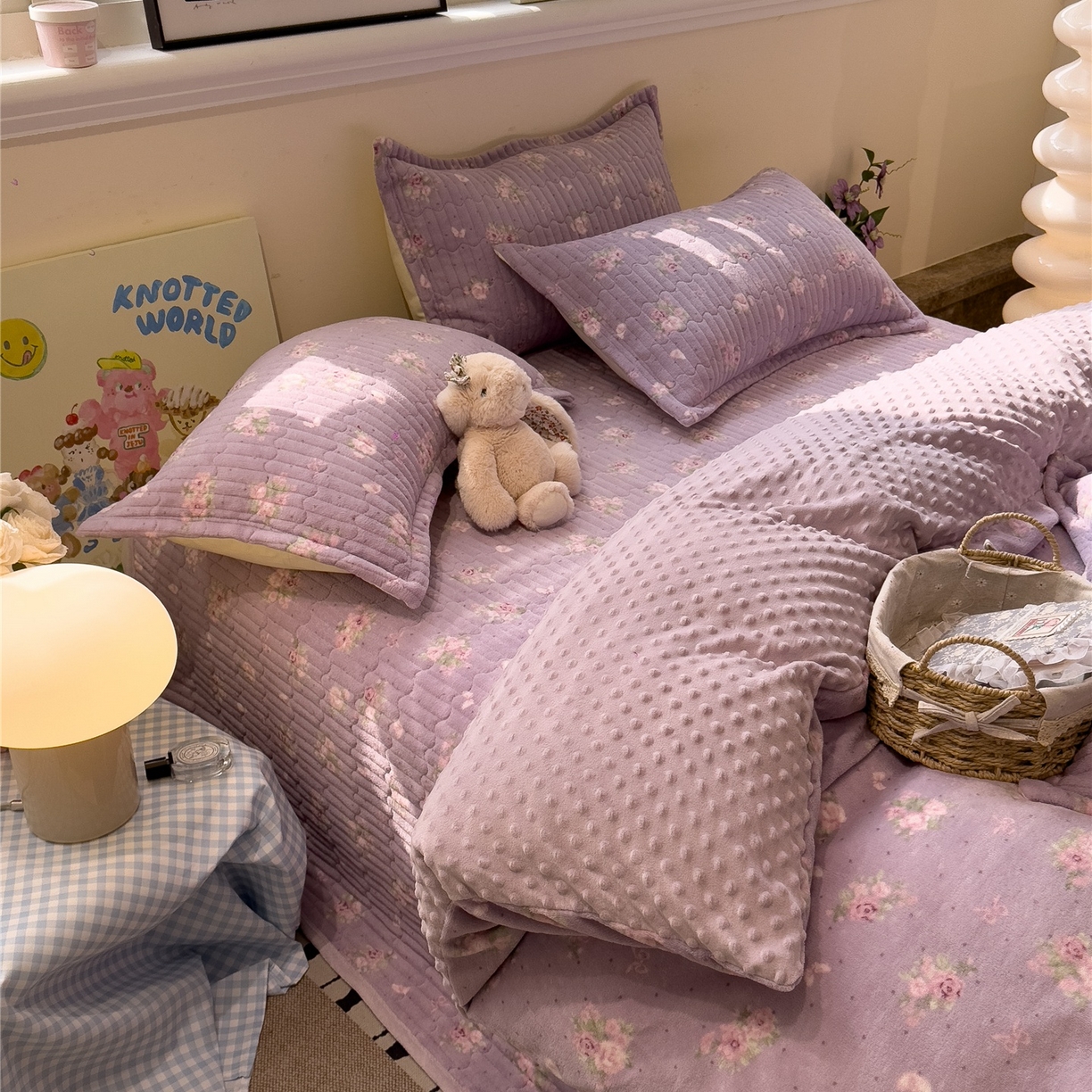 91家纺网 家纺一手货源 找家纺 佰亿莱 2026新款牛奶绒豆豆绒印花床盖四件套 瑾紫花