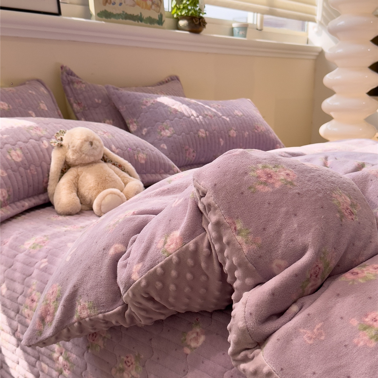 91家纺网 家纺一手货源 找家纺 佰亿莱 2026新款牛奶绒豆豆绒印花床盖四件套 瑾紫花