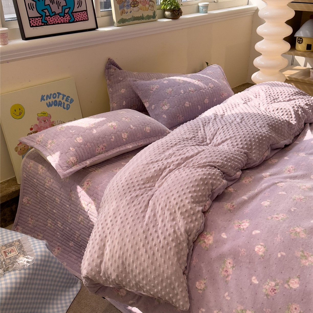 91家纺网 家纺一手货源 找家纺 佰亿莱 2026新款牛奶绒豆豆绒印花床盖四件套 瑾紫花