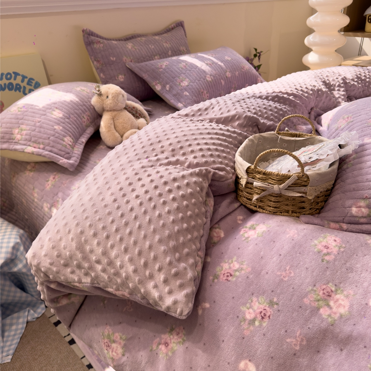 91家纺网 家纺一手货源 找家纺 佰亿莱 2026新款牛奶绒豆豆绒印花床盖四件套 瑾紫花