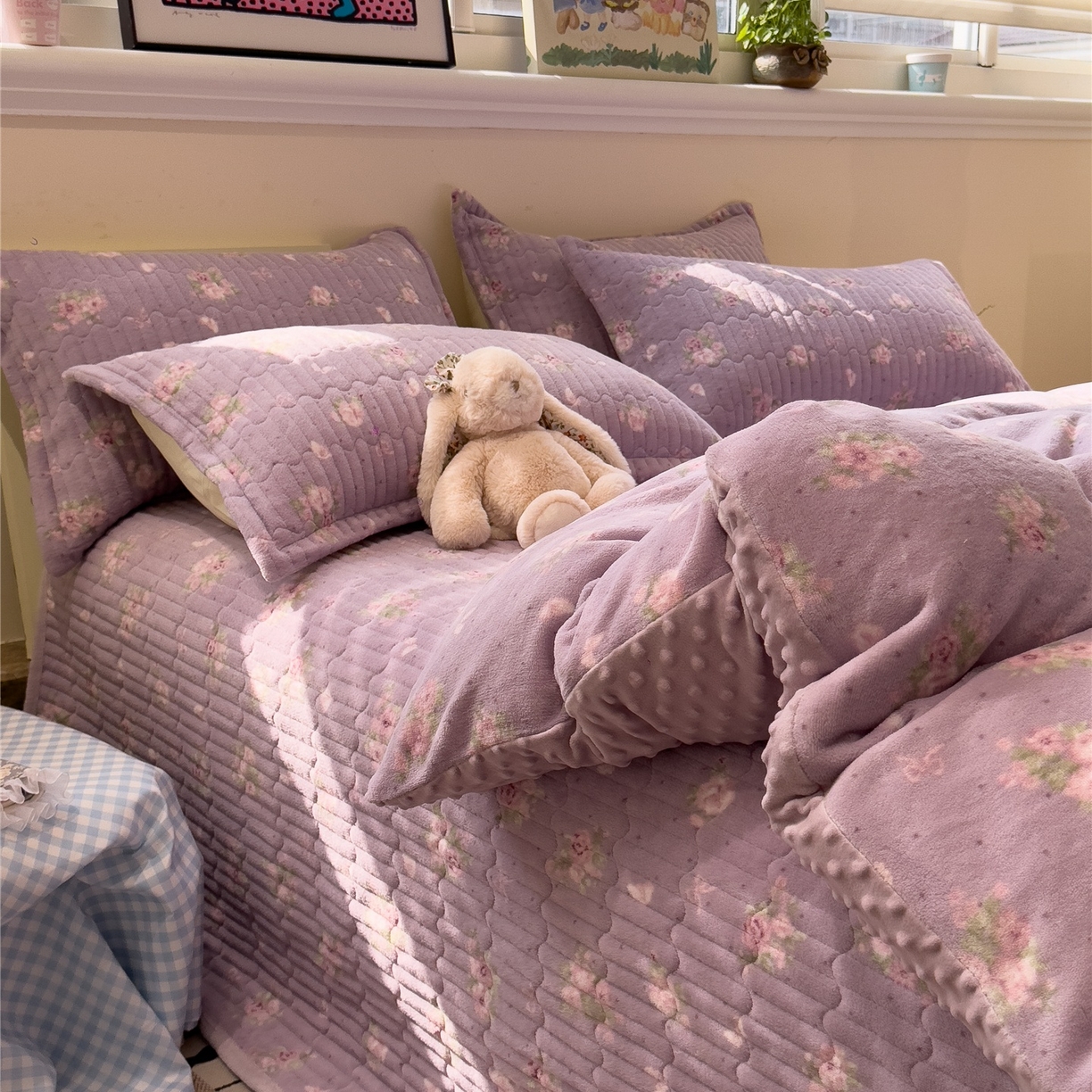 91家纺网 家纺一手货源 找家纺 佰亿莱 2026新款牛奶绒豆豆绒印花床盖四件套 瑾紫花