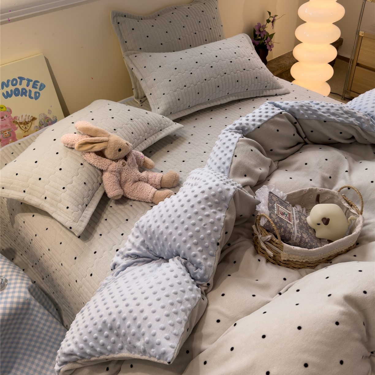 91家纺网 家纺一手货源 找家纺 佰亿莱 2026新款牛奶绒豆豆绒印花床盖四件套 可可蓝