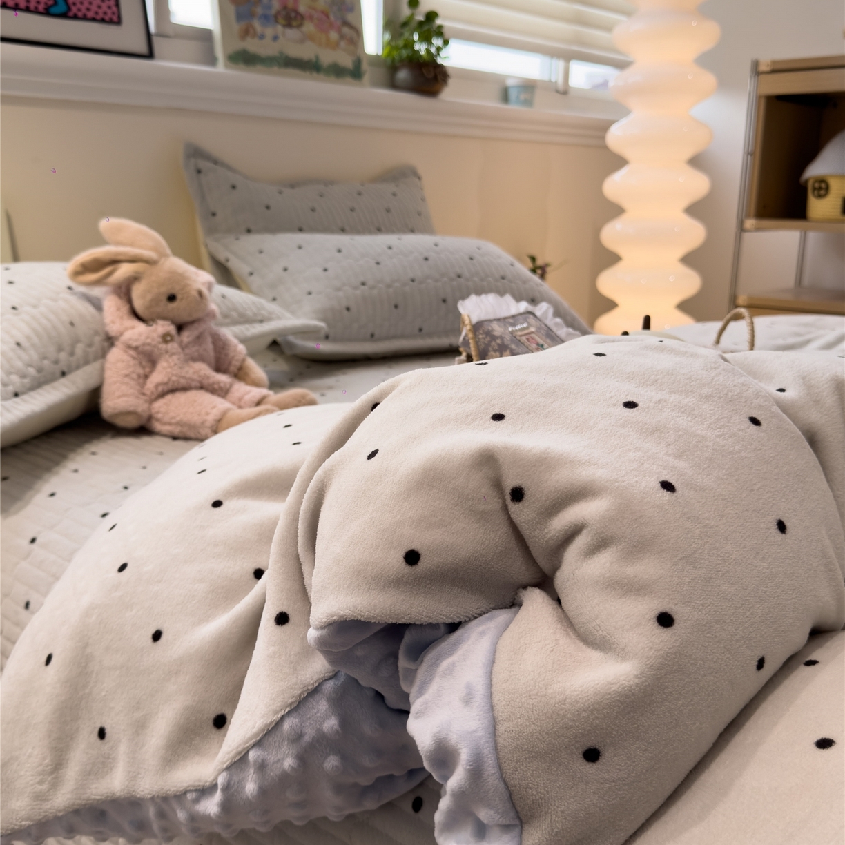 91家纺网 家纺一手货源 找家纺 佰亿莱 2026新款牛奶绒豆豆绒印花床盖四件套 可可蓝