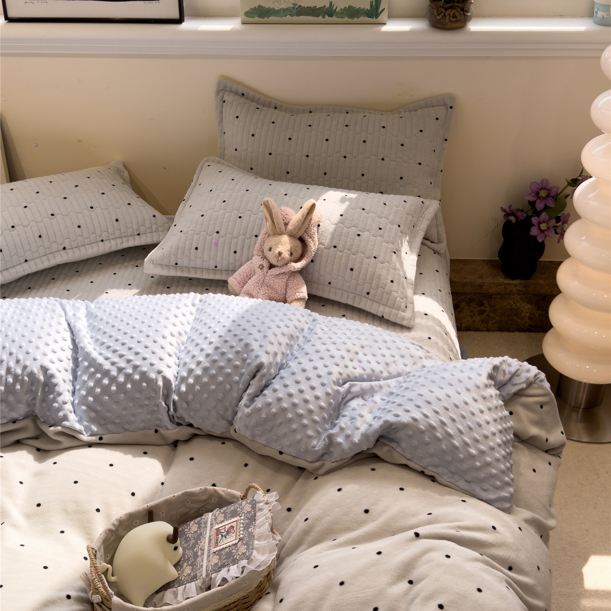 91家纺网 家纺一手货源 找家纺 佰亿莱 2026新款牛奶绒豆豆绒印花床盖四件套 可可蓝