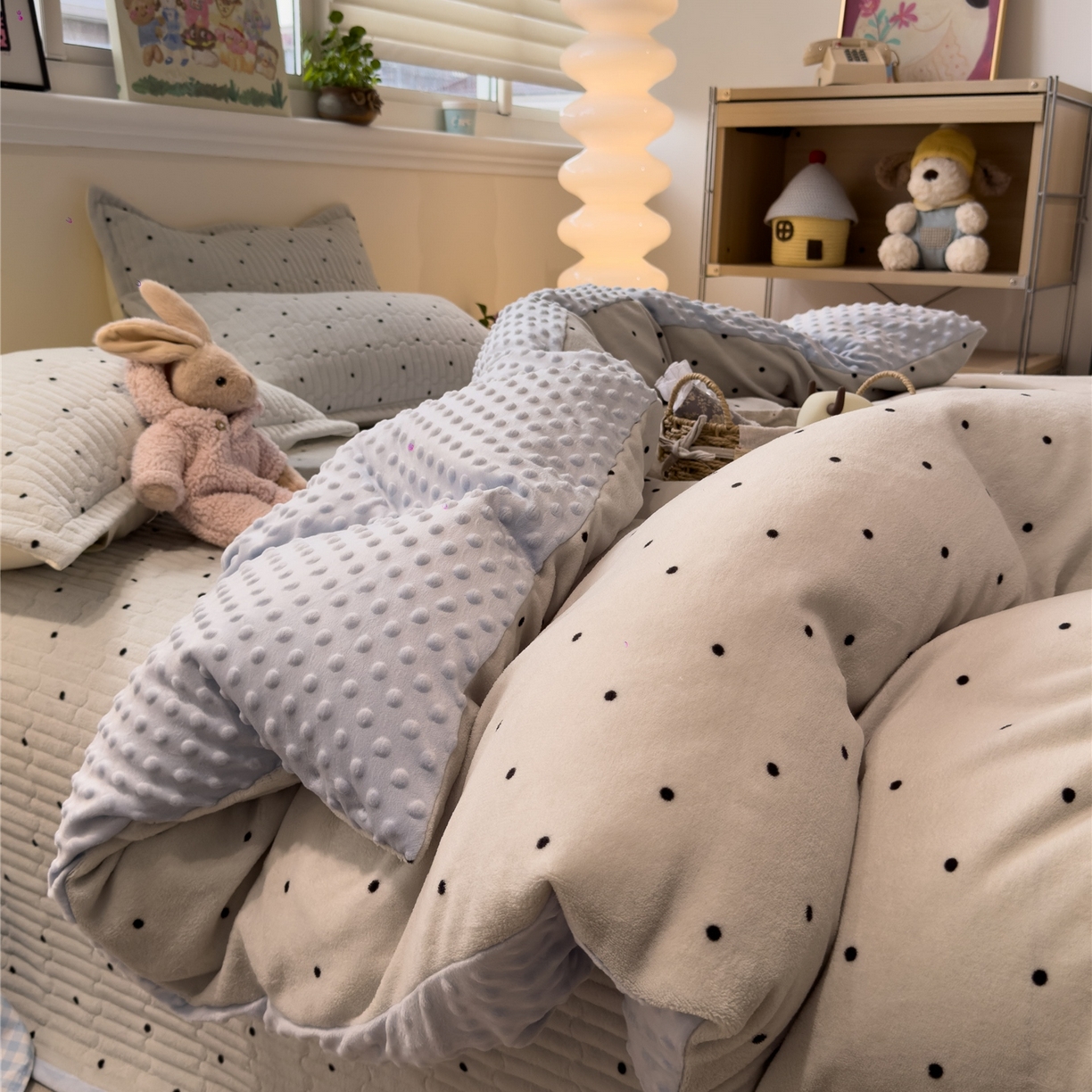 91家纺网 家纺一手货源 找家纺 佰亿莱 2026新款牛奶绒豆豆绒印花床盖四件套 可可蓝
