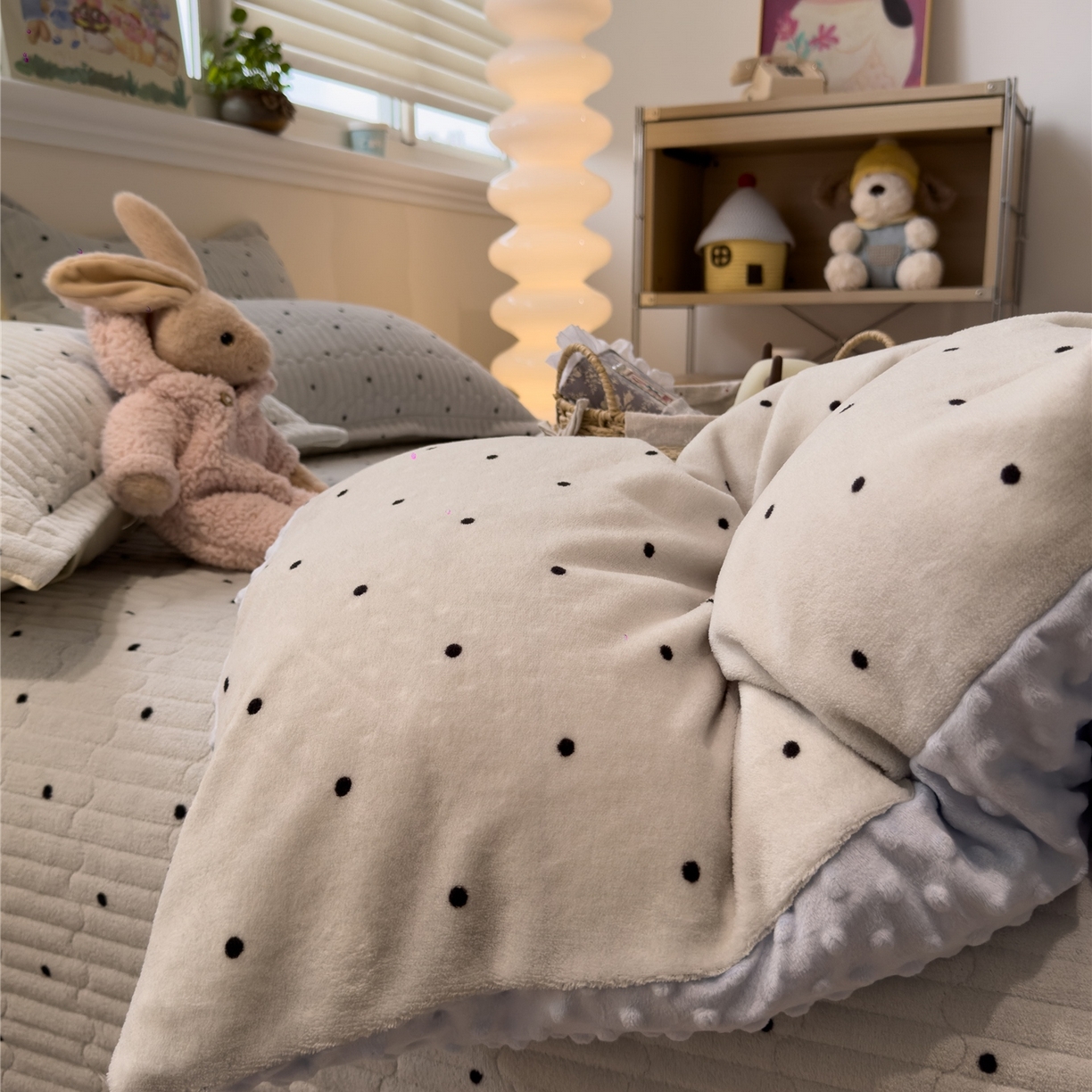 91家纺网 家纺一手货源 找家纺 佰亿莱 2026新款牛奶绒豆豆绒印花床盖四件套 可可蓝