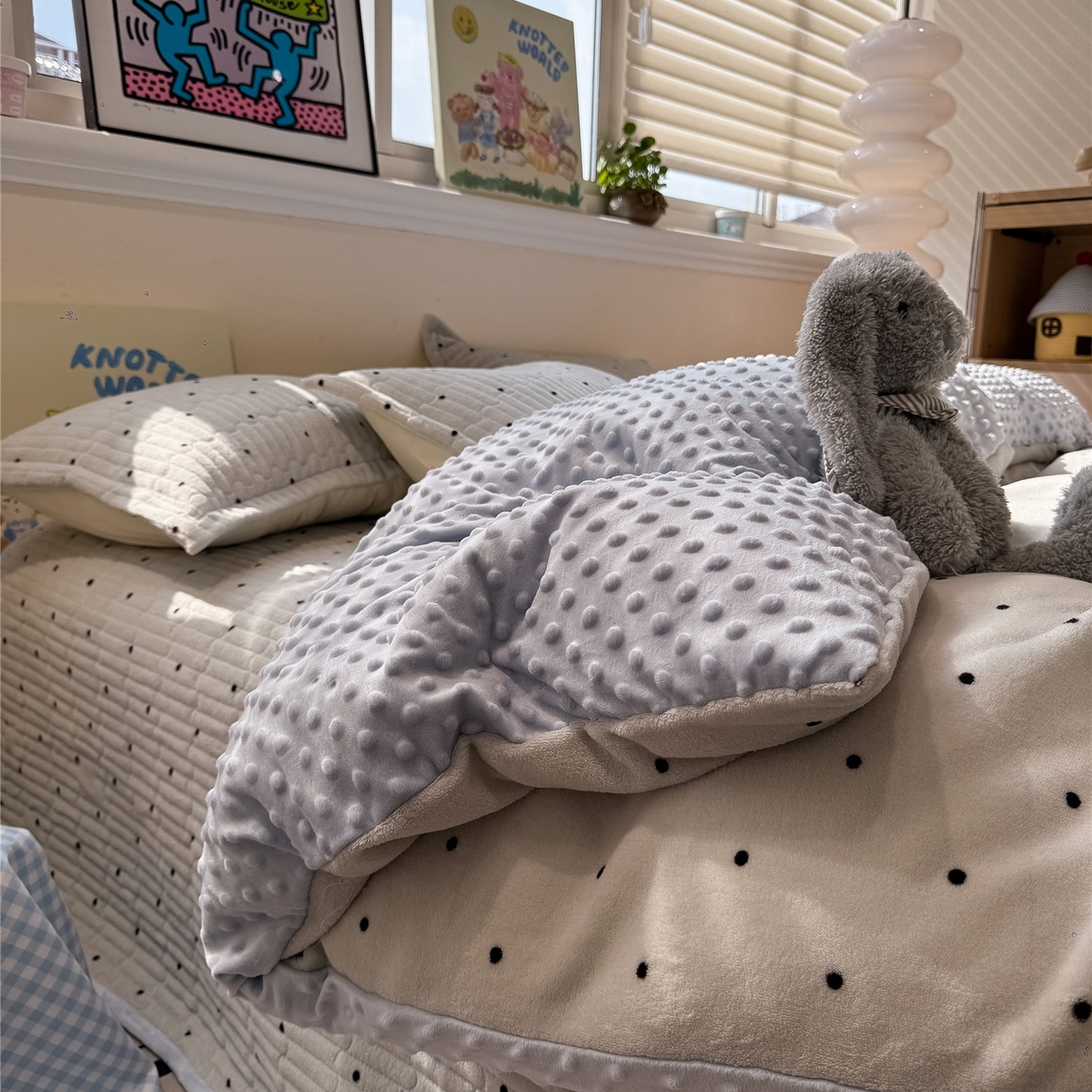 91家纺网 家纺一手货源 找家纺 佰亿莱 2026新款牛奶绒豆豆绒印花床盖四件套 可可蓝