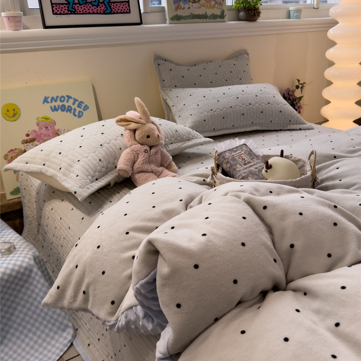 91家纺网 家纺一手货源 找家纺 佰亿莱 2026新款牛奶绒豆豆绒印花床盖四件套 可可蓝