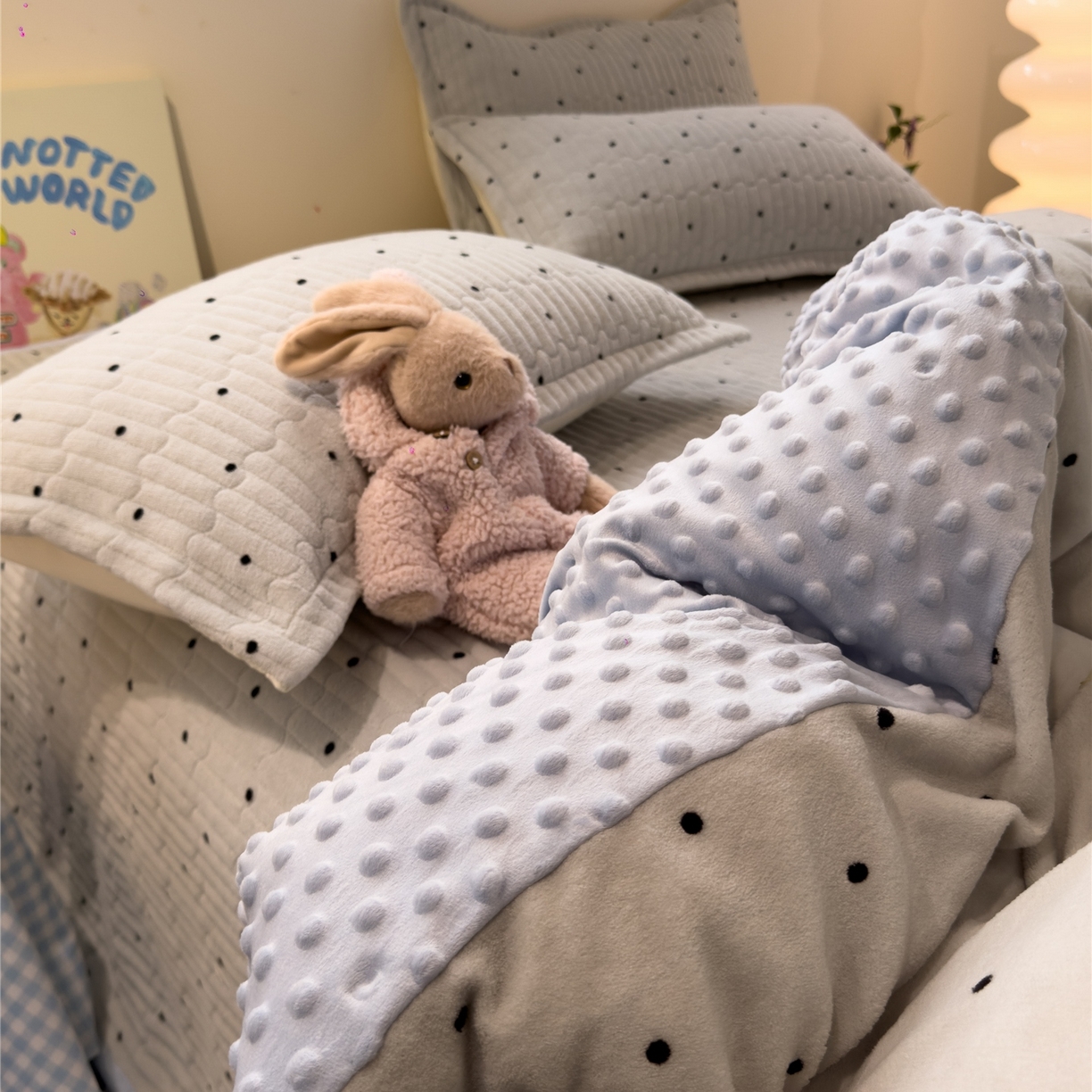 91家纺网 家纺一手货源 找家纺 佰亿莱 2026新款牛奶绒豆豆绒印花床盖四件套 可可蓝