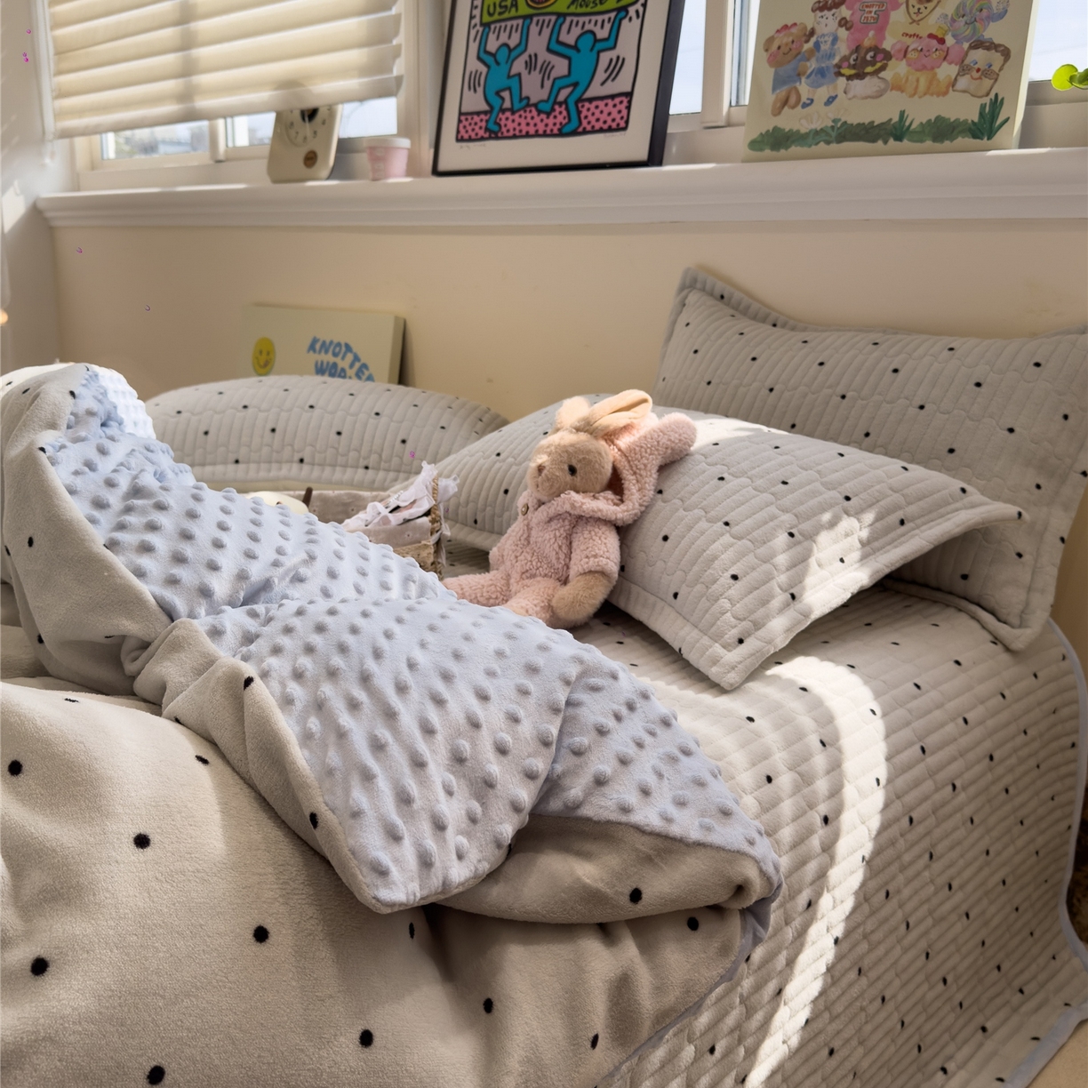 91家纺网 家纺一手货源 找家纺 佰亿莱 2026新款牛奶绒豆豆绒印花床盖四件套 可可蓝