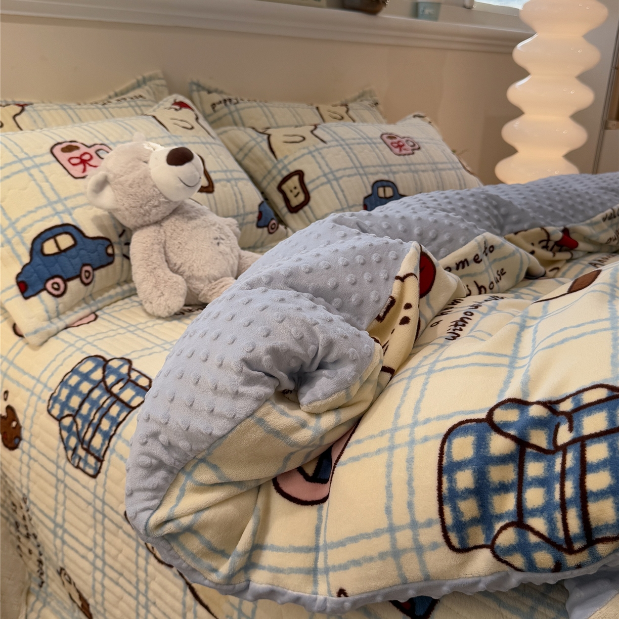 91家纺网 家纺一手货源 找家纺 佰亿莱 2026新款牛奶绒豆豆绒印花床盖四件套 猫咪酱