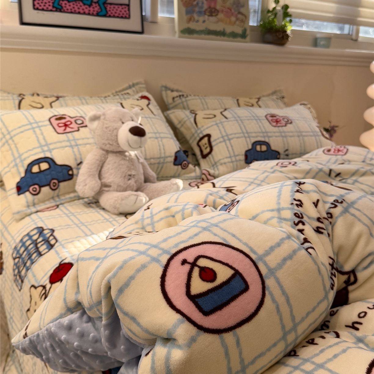 91家纺网 家纺一手货源 找家纺 佰亿莱 2026新款牛奶绒豆豆绒印花床盖四件套 猫咪酱